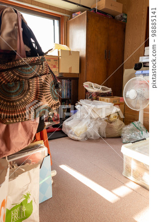 老房子裡的儲藏室（壁櫥）有很多東西 98885141