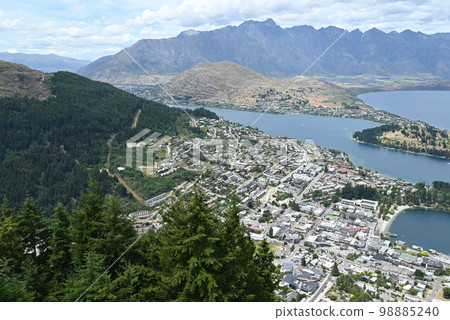 [New Zealand] A distant view of Queenstown from the observatory 98885240