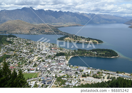 [New Zealand] A distant view of Queenstown from the observatory 98885242