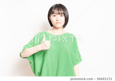 Young woman doing a like gesture 98885252