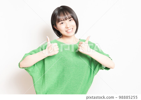 做一個喜歡的手勢的年輕女子 98885255
