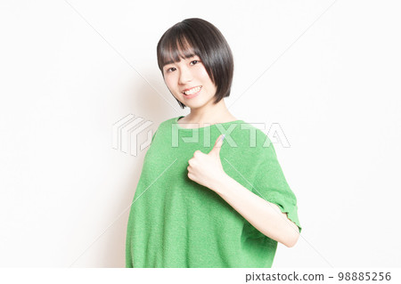 做一個喜歡的手勢的年輕女子 98885256