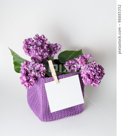 Gift bouquet of flowers with congratulations Gift bouquet of flowers with congratulations 98885352