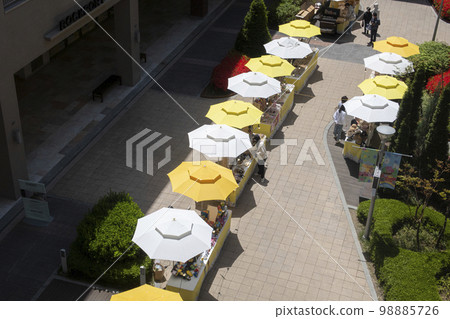 A road lined with parasols 98885726