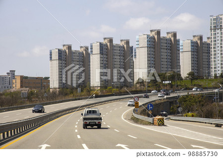 汽車在路上行駛 98885730