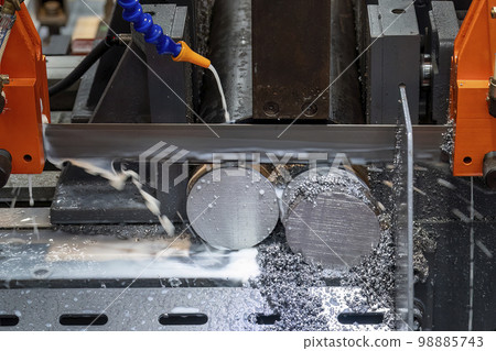 The operation of band saw cutting machine cutting the metal shaft parts with coolant method. The operation of band saw cutting machine cutting the metal shaft parts with coolant method. 98885743