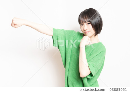 做拳擊手勢的年輕女子 98885961