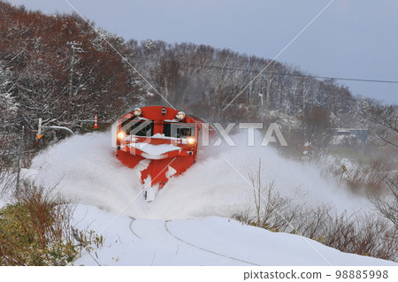 Russell car running on the Soya Main Line in winter 98885998