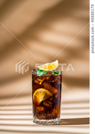 Cuba Libre cocktail 98886179