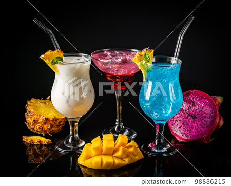 Set of classic alcohol cocktails 98886215