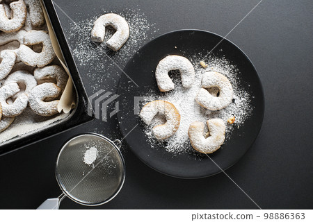 Vanilla crescent cookies Vanilla crescent cookies 98886363