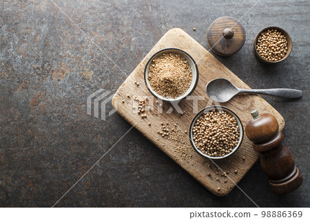 Coriander seeds 98886369