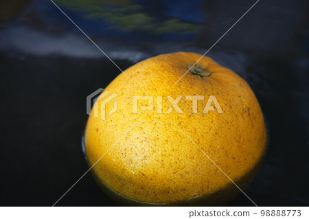 Bontang floating in the hot spring 98888773