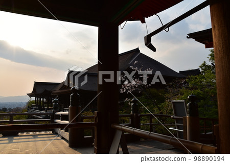 日本京都，春天的清水寺，稱為清水舞台的主廳，美麗的日落，櫻花和城市景觀，從 Okunoin 的景色 98890194