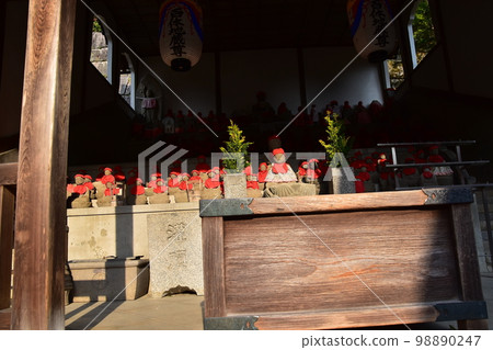 日本京都春天的清水寺 Hyakutai Jizo-do 大廳，許多可愛的 Jizo 雕像披著紅布 98890247