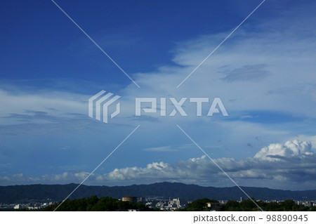 下午的風景，城市和遠山上空有各種雲朵 夏天 220727pm 98890945