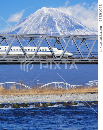 橫跨富士河和富士山的靜岡縣新幹線 98891068