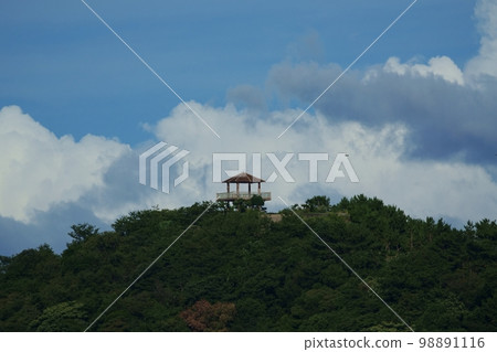 Afternoon scenery with various clouds behind the observatory on the mountaintop where flying kites・Summer・220727pm Afternoon scenery with various clouds behind the observatory on the mountaintop where flying kites・Summer・220727pm 98891116