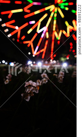 The movement of flowers and light is a wonderful collaboration between the giant Ferris wheel and the daffodils. The movement of flowers and light is a wonderful collaboration between the giant Ferris wheel and the daffodils. 98891222