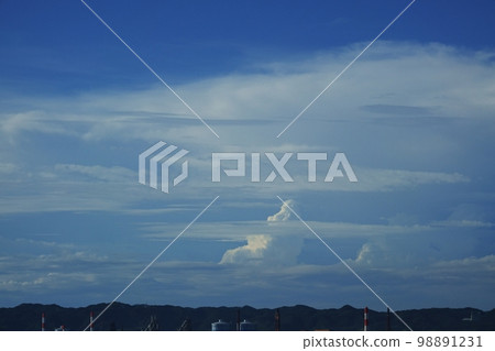 積雨雲和各種雲出現在遙遠的山上的下午景色夏季 220727pm 98891231