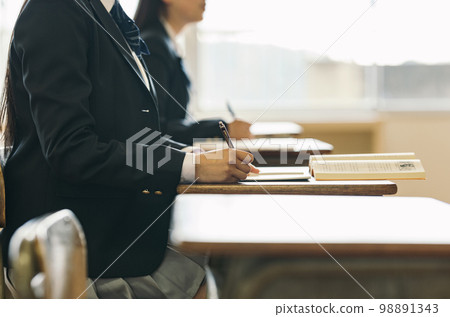 在課堂上上課的女學生 98891343