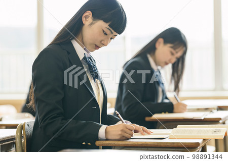 School girls who take classes in the classroom School girls who take classes in the classroom 98891344