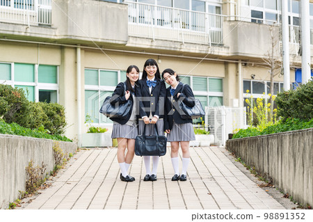 一個女高中生和她的朋友們站在校舍前 一個女高中生和她的朋友們站在校舍前 98891352