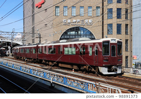 Hankyu 1000 series train leaving Kobe Sannomiya Station Hankyu 1000 series train leaving Kobe Sannomiya Station 98891373