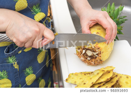 [Cut the bottom of the pineapple] 98891693