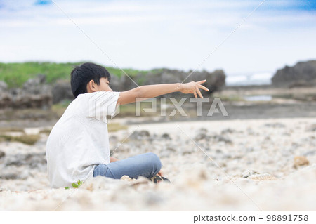 Child of the beach 98891758