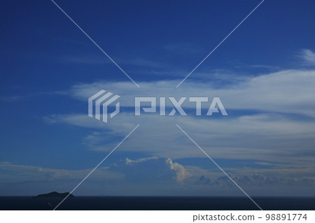 有地平線和流動的雲彩的下午沿海風景夏天 220727pm 98891774