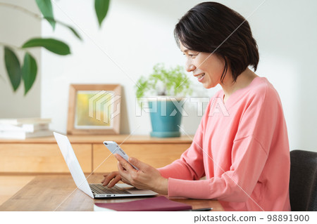使用智能手機應用程序的女性 98891900