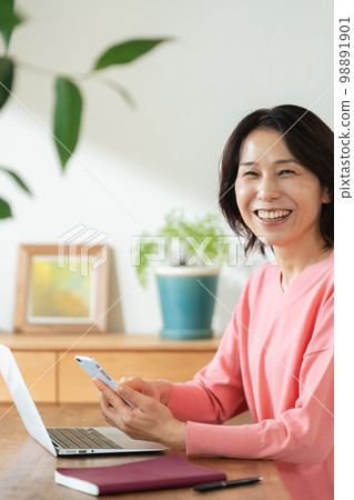 使用智能手機應用程序的女性 98891901