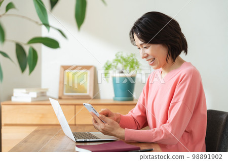 使用智能手機應用程序的女性 98891902