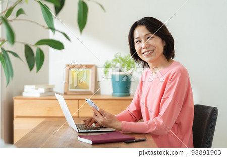 使用智能手機應用程序的女性 98891903