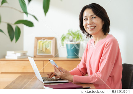 使用智能手機應用程序的女性 98891904