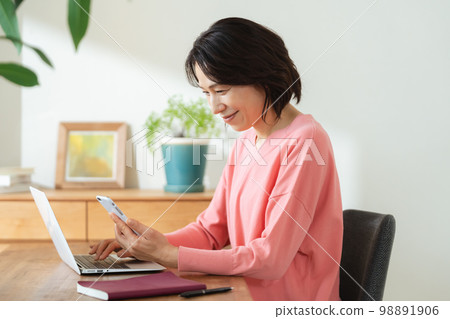 使用智能手機應用程序的女性 98891906