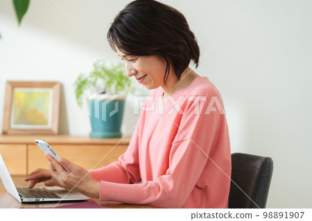 Women using smartphone apps Women using smartphone apps 98891907