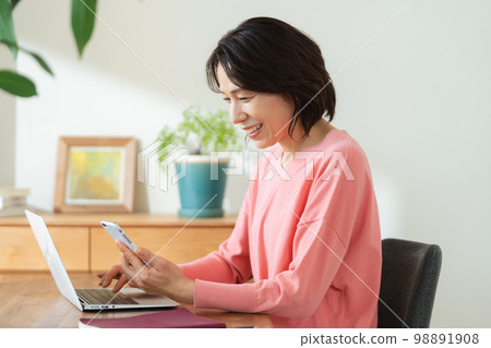 Women using smartphone apps Women using smartphone apps 98891908