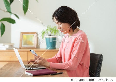 Women using smartphone apps 98891909