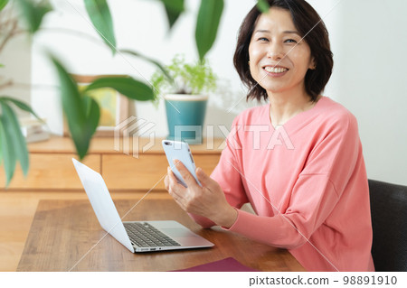 Women using smartphone apps Women using smartphone apps 98891910