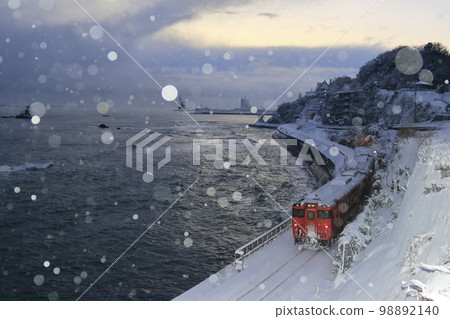 Snowy winter Himi Line (Train running away is photographed from behind) 98892140