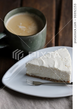 米粉餅乾底稀有起司蛋糕和牛奶咖啡 米粉餅乾底稀有起司蛋糕和牛奶咖啡 98892153