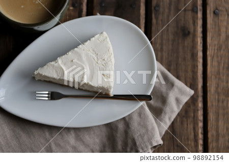 無麩質手工起司蛋糕和牛奶咖啡 無麩質手工起司蛋糕和牛奶咖啡 98892154
