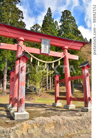 Akita: The torii of Gozanoishi Shrine on the shores of Lake Tazawa in the blue sky Akita: The torii of Gozanoishi Shrine on the shores of Lake Tazawa in the blue sky 98892552