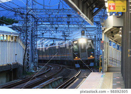 Hanshin 9000 series train passing through Mukogawa station at dusk 98892805