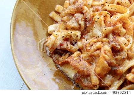 用扁平的烏龍麵和大量奶酪製成的那不勒斯意大利麵 98892814