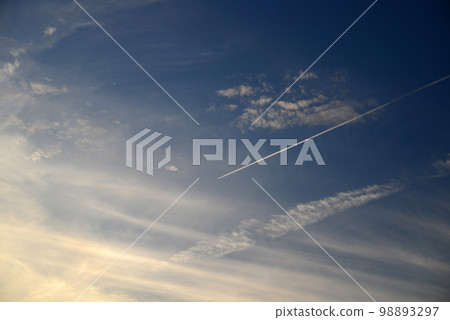 天空與 Contrails-8 98893297