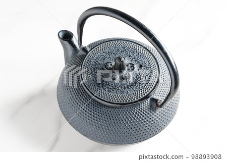 Japanese traditional kettle iron kettle designed as a tea utensil Japanese traditional kettle iron kettle designed as a tea utensil 98893908
