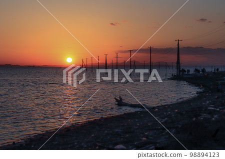 Sunset over Tokyo Bay seen from the coast 98894123